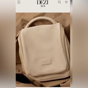 NWT Dezi Skin Pack It All Multi-Purpose Hanging Travel Bag in a cream